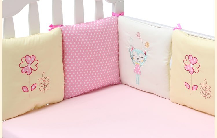 tour de lit bébé fille rose