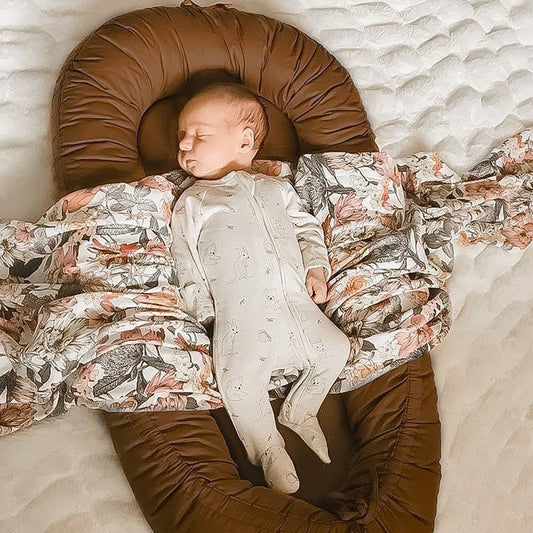 réducteur de lit bébé marron