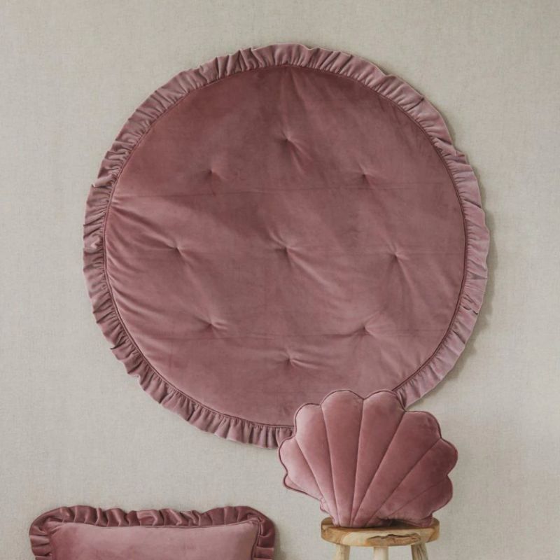 tapis chambre bebe en velours rose sale